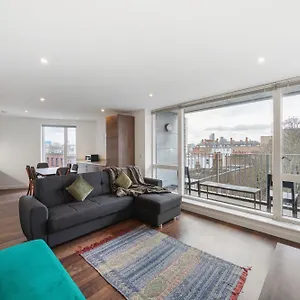 https://deluxe-3-bed-spacious-central-next-to-station.cambridgehotelsuk.com